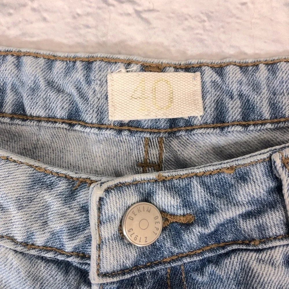 Zara Distressed Denim jean shorts Light wash denim Size 8